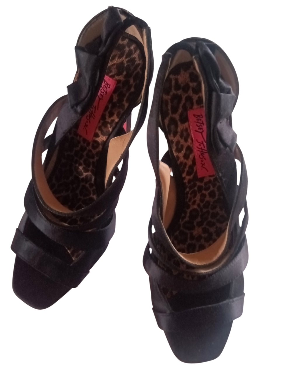 Betsey Johnson  Black Satin Strappy Heels Signature Pink Insoles Side Bow Size 8 - Picture 2 of 9